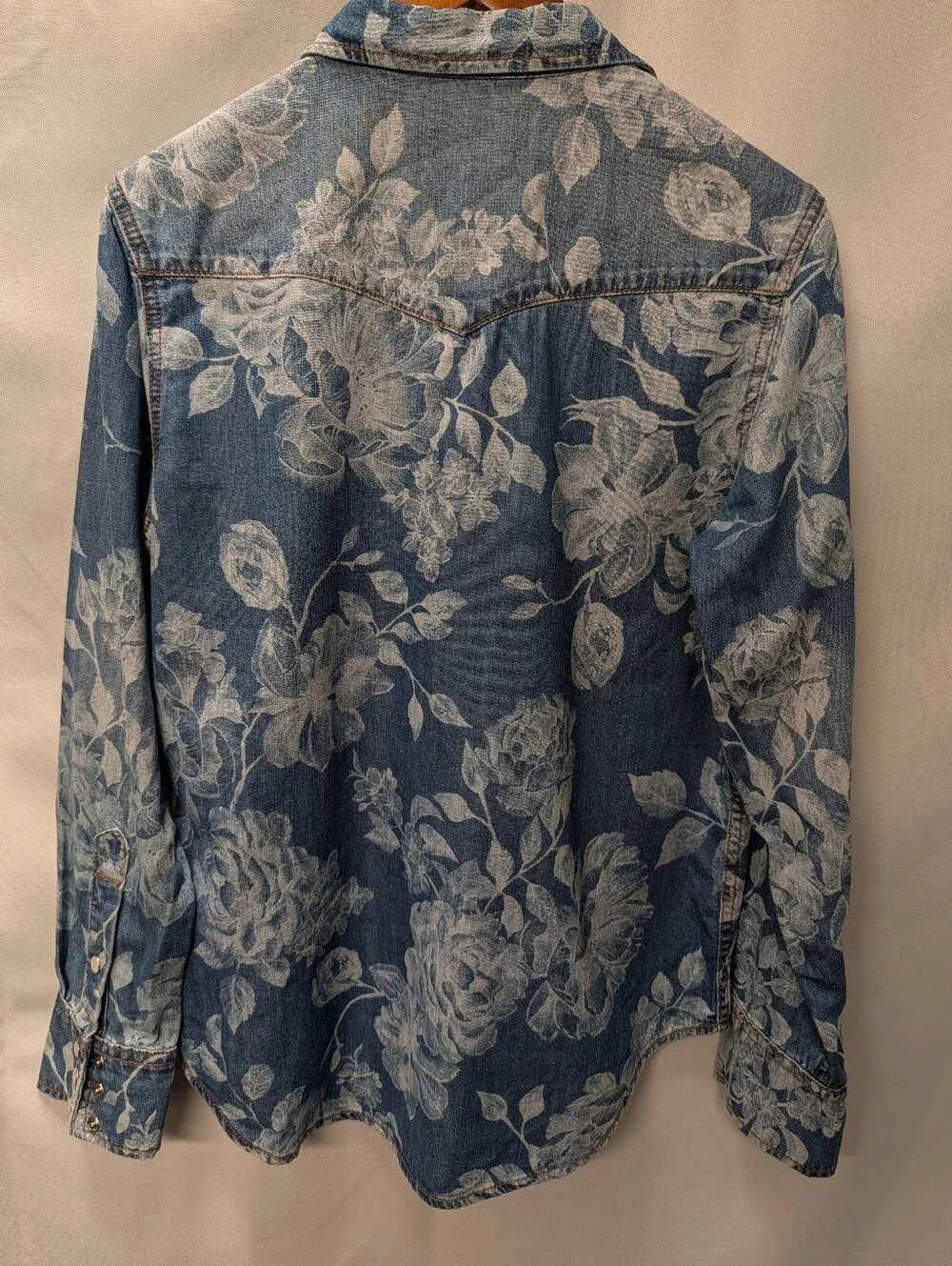Johnny Was 💙 Rialto Light Blue Floral Denim Snap-Front Shirt Size Medium EUC - Picture 10 of 12